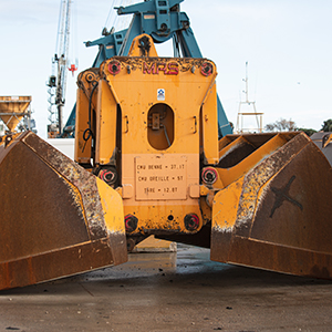 Benne preneuse du constructeur "MRS", utilisée avec la grue G14, Port-la-Nouvelle (11)