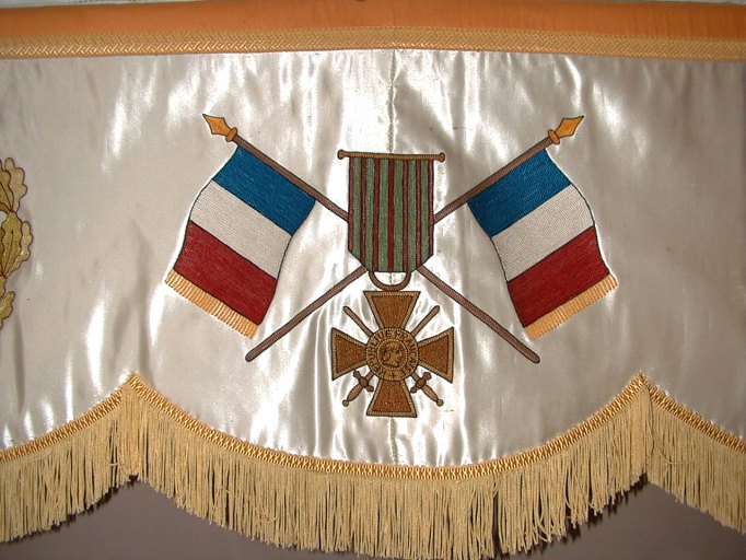 Ariège. Suc-et-Sentenac, église Saint-Georges, détail de la croix de guerre portée sur le drap d'autel.