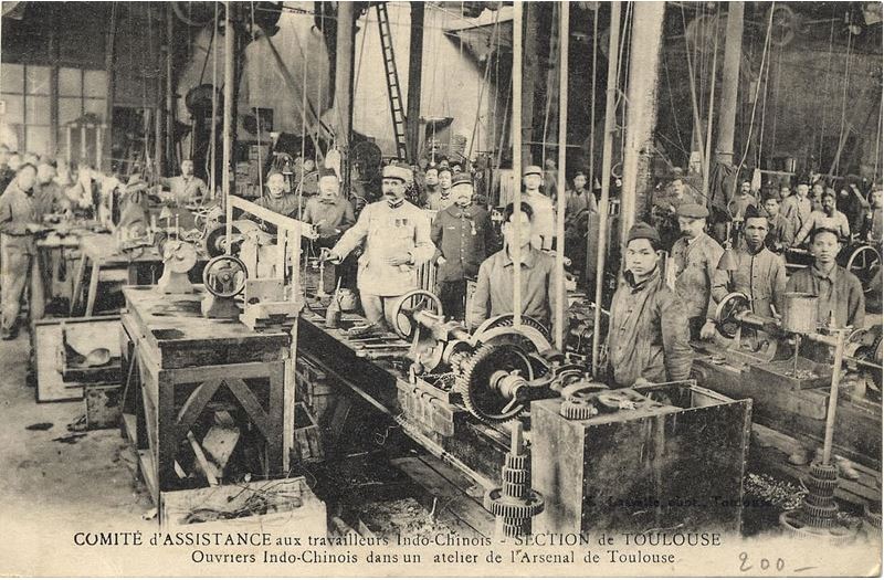 Ouvriers Indo- Chinois et militaires français dans un atelier de l’Arsenal de Toulouse.