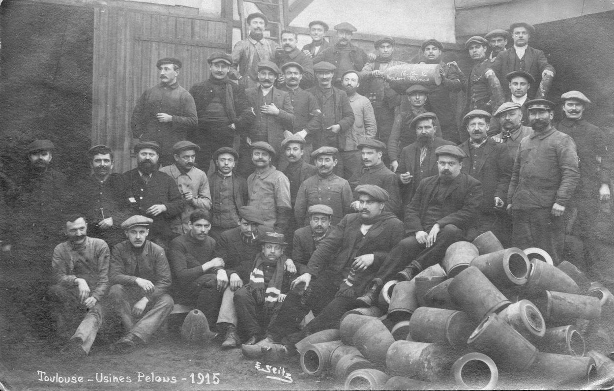 Ouvriers de l’usine Pelous, usine de fabrication d’obus.