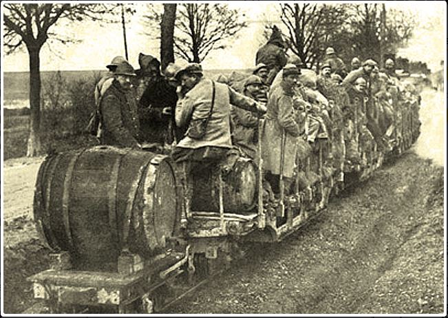 Convoi de vin sur une voie ferrée Decauville.
