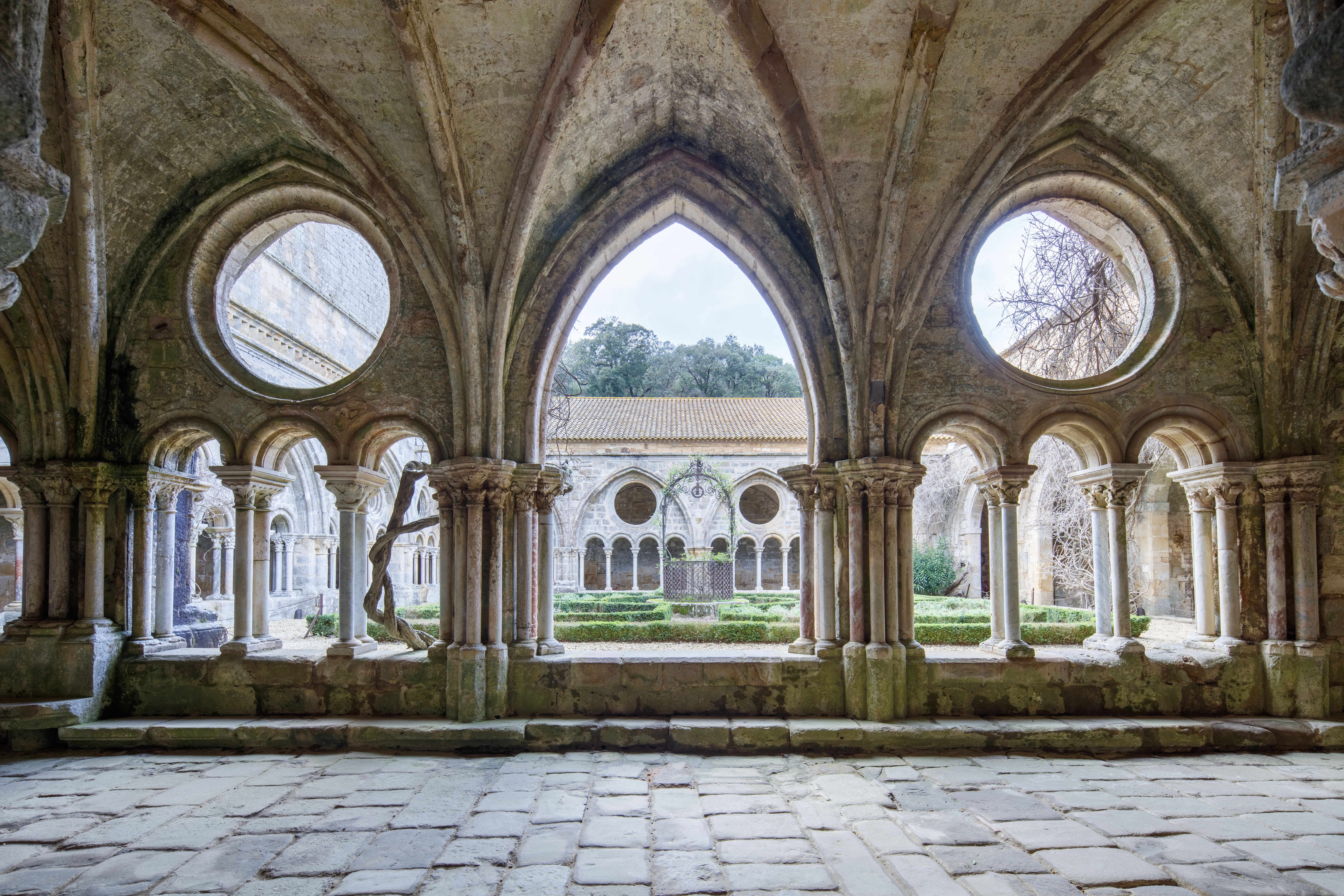 Cloître - abbaye de Fontfroide