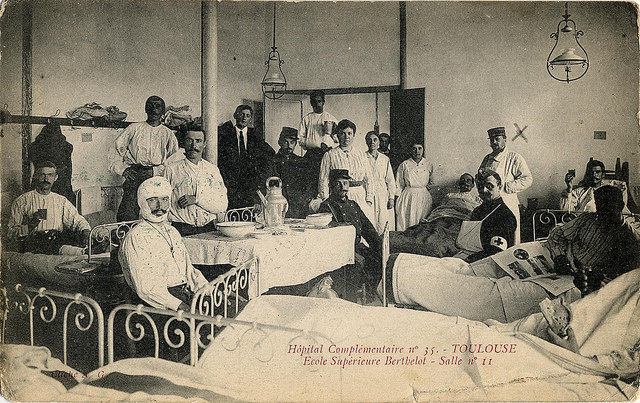 Hôpital complémentaire n° 35. Toulouse. École supérieure Berthelot. Salle n° 11. 59 rue Achille-Viadieu. Groupe de blessés, d’infirmiers et d’infirmières.
