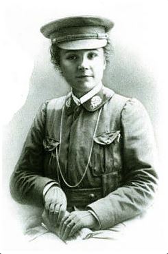 Nicole Girard-Mangin, unique femme médecin, est affectée au front dans le secteur de Verdun qui croule sous les bombes le 21 février 1916.