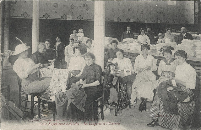 Hôpital complémentaire n° 35. Toulouse. École supérieure Berthelot. La lingerie et l’ouvroir. 59 rue Achille-Viadieu. 1914. Femmes en train de coudre.