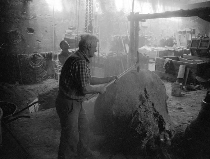 Démoulage d'une cloche, François Granier brise la chape. Fonderie (de cloches) Granier. Groueff Sylvie        (c) Inventaire général Région Occitanie  (c) Conseil général de l'Hérault