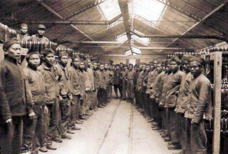 Les travailleurs coloniaux vietnamiens à l'arsenal de Tarbes 1916.