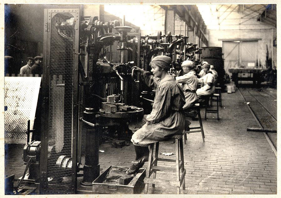 Femmes travaillant à la poudrerie