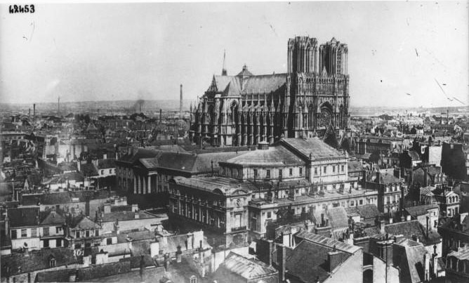 La cathédrale de Reims au lendemain du bombardement allemand