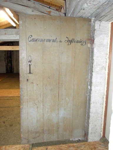 Lavaur, lycée Las Cases, détail des inscriptions « Casernement des infirmiers »