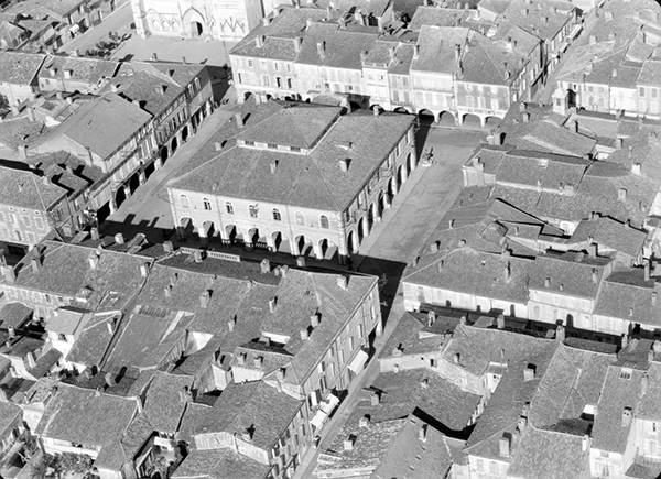Halle-hôtel de ville de Fleurance (c) Roger Henrard, Inventaire général Région Occitanie