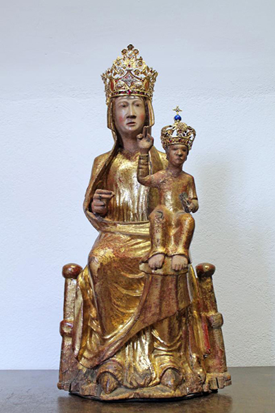 Couronnes des statue de la Vierge et de l'Enfant de Font-Romeu (c) Fonquernie Laurent, Inventaire général  ; Région Occitanie ; Conseil départemental des Pyrénées-Orientales ; Institut du grenat