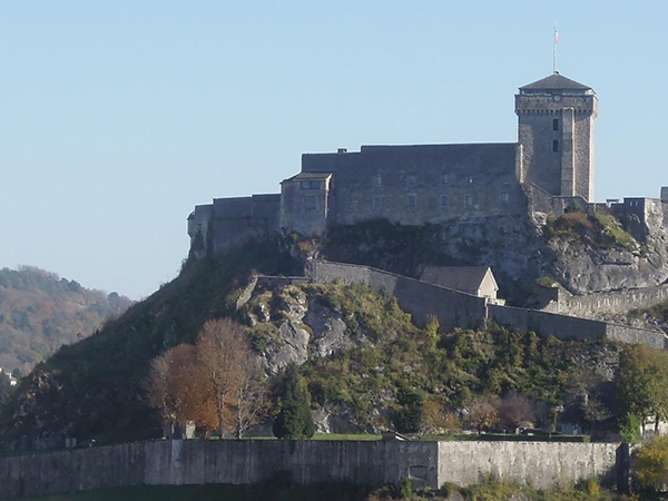 Le château fort et sa barbacane, Lourdes (c) Claire Fournier, Inventaire général Région Occitanie