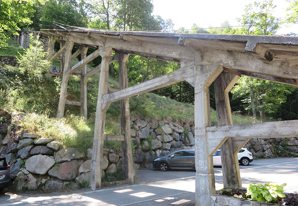 Rails surplombant la promenade du funiculaire de l'Ayré, Barèges (c) Alice de la Taille, Inventaire général Région Occitanie