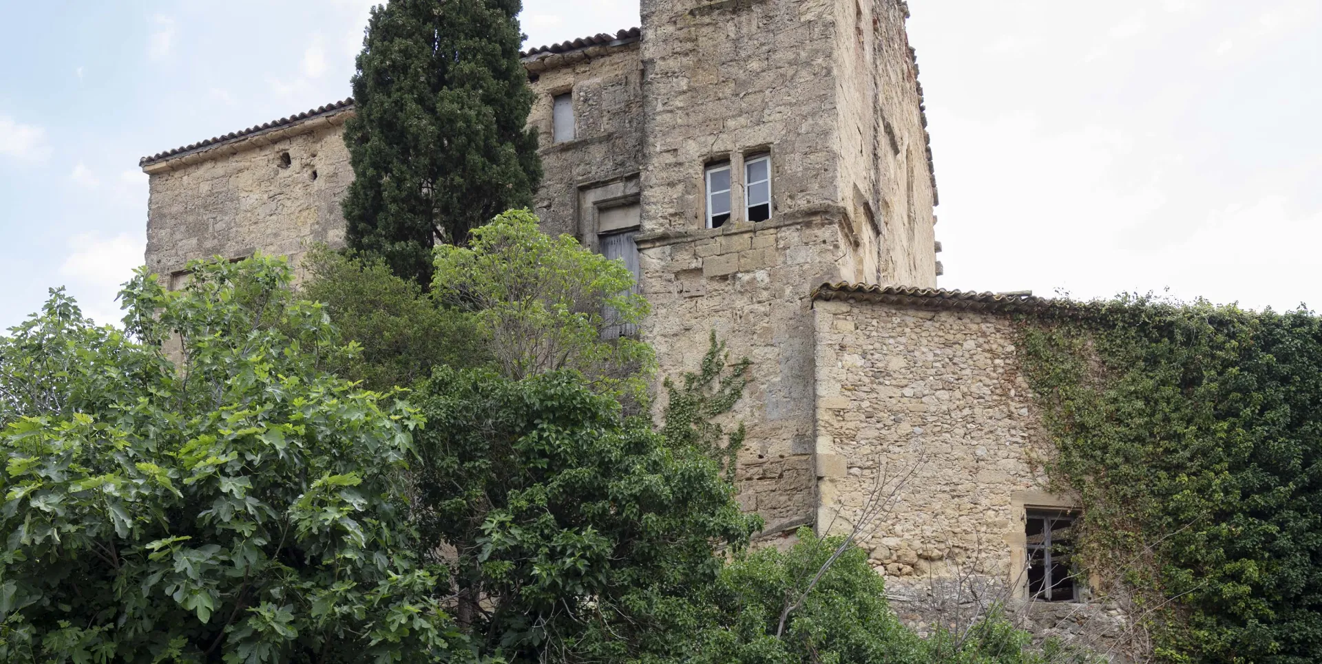 Vue générale de la maison des évêques à Puissalicon.