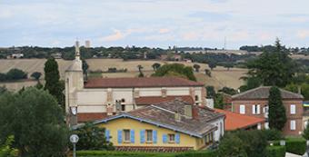 Le centre du village depuis l’avenue de la Digue