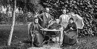 Dans le parc du "château" de Mazères-sur-Salat : Léonide Lacroix entouré par sa famille entre 1890 et 1910