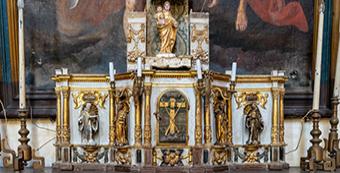 Le tabernacle reconstitué avec sa partie supérieure et les quatre statuettes restituées à la commune de Saint-Sever-de-Rustan qui ont retrouvé provisoirement place dans leur niches. 
