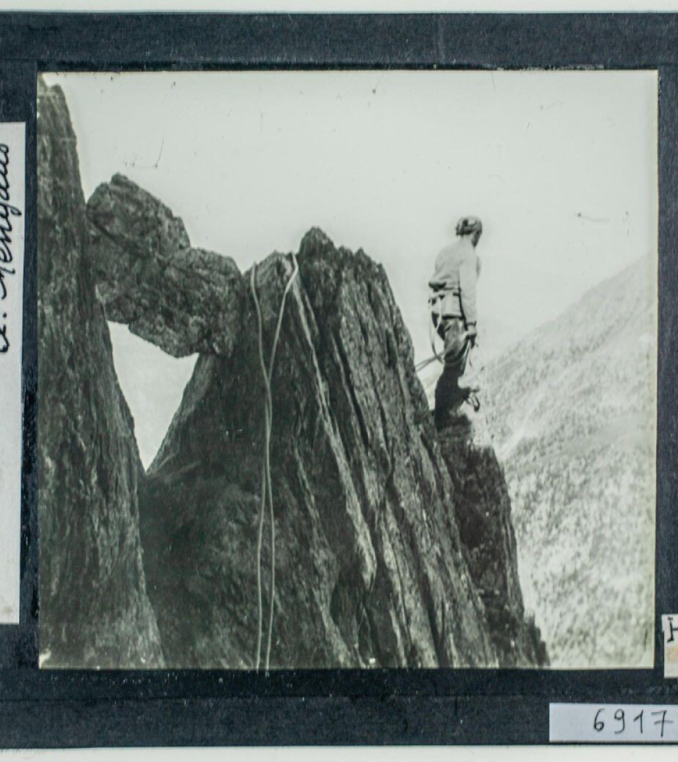 Dans les rochers des Encantats : Jean Arlaud /cliché de P. Mengaud pris entre 1920 et 1938. Cote : 20 FI PV 6917
