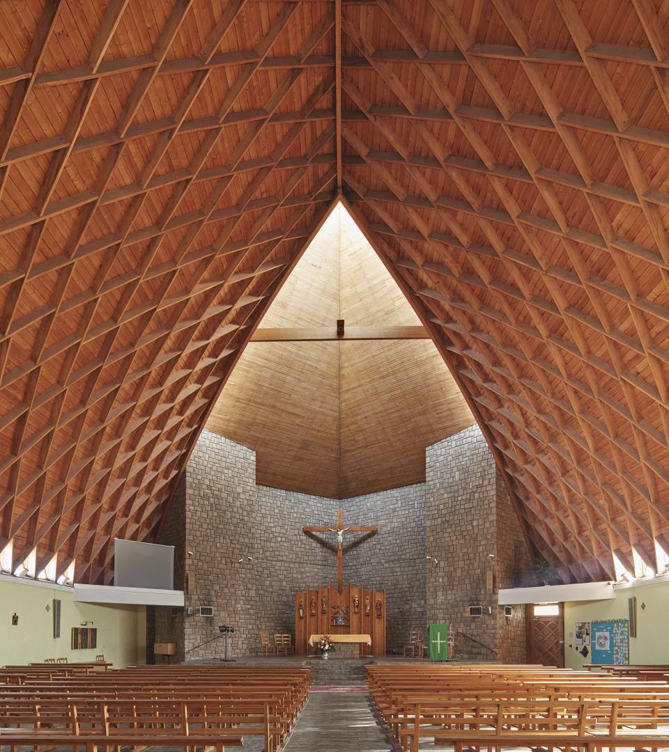 Vue intérieure de l'église Saint-Joseph l'Artisan