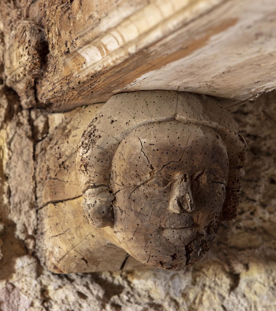 Corbeaux en bois sculpté.