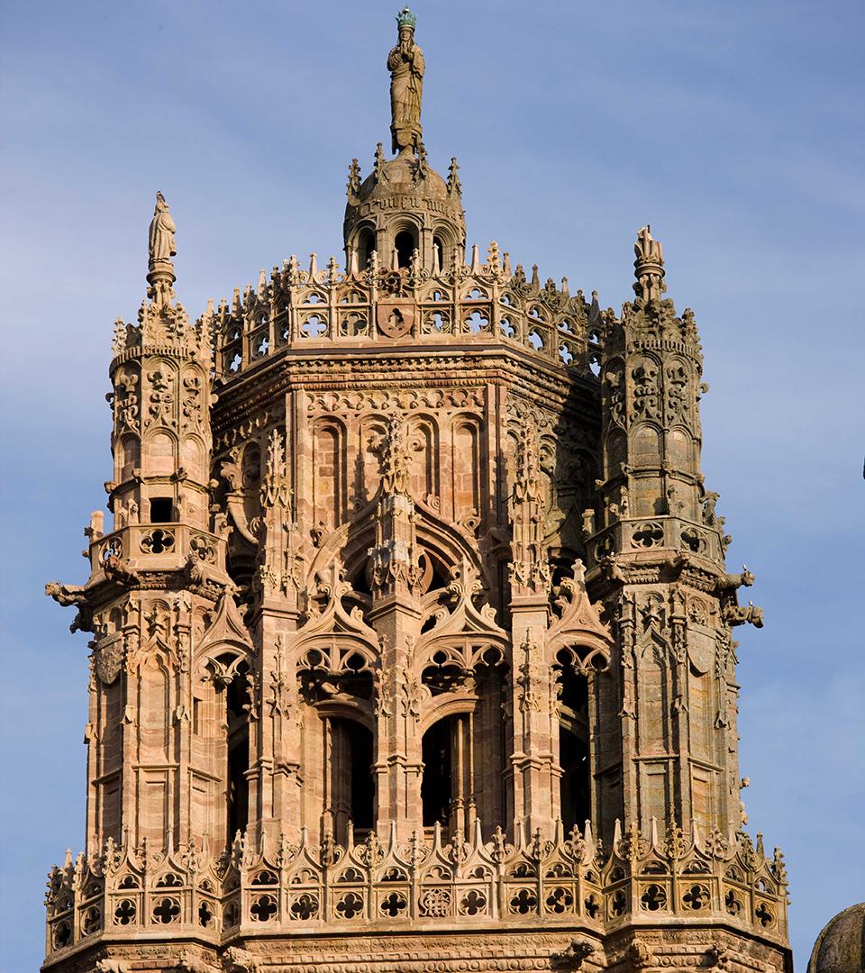Clocher de la cathédrale de Rodez qui abrite un des plus gros spécimen d'Occitanie : la cloche Saint-Pierre fabriquée en 1851 et pesant 5299 kg.