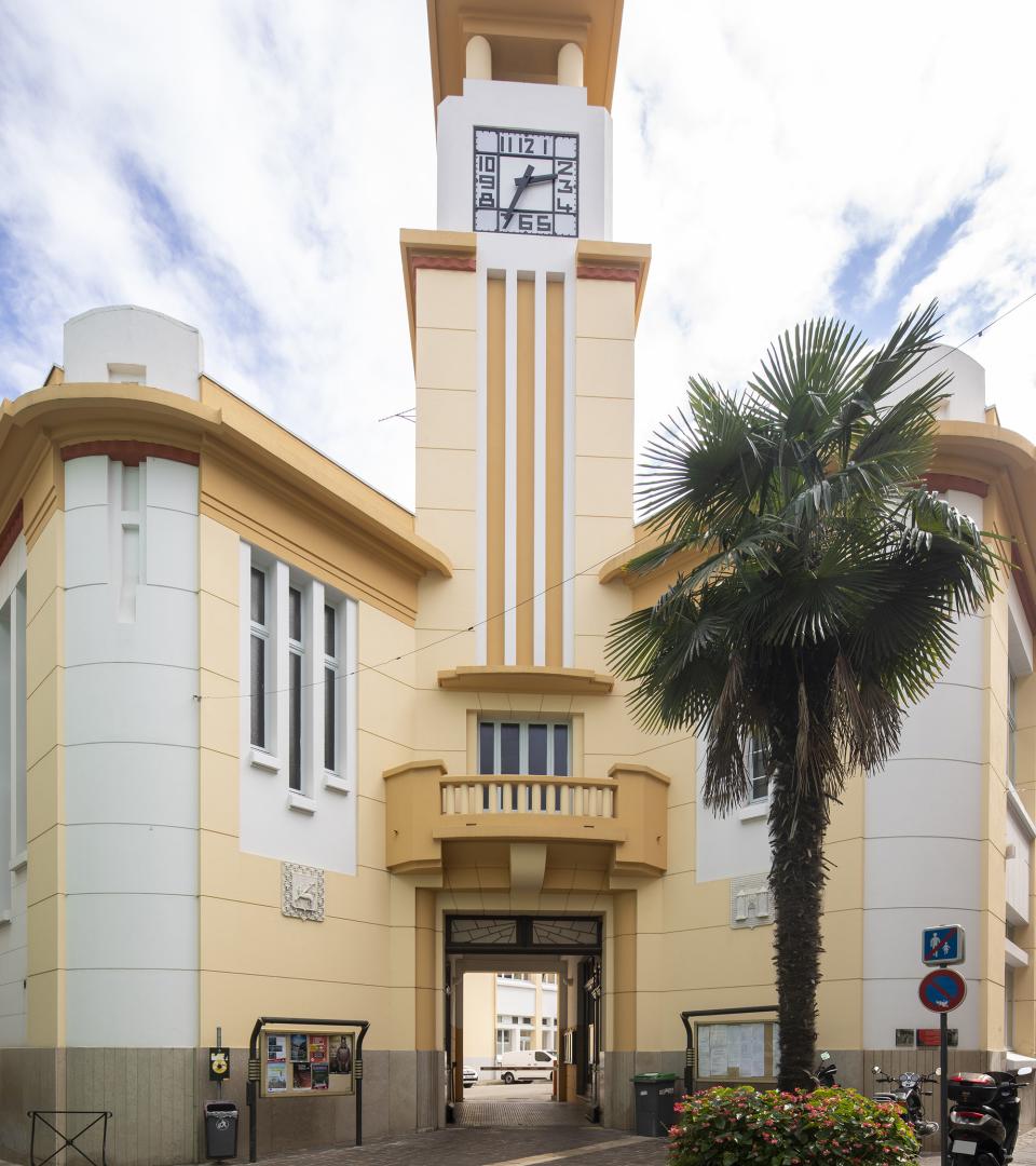 Ci-contre : construit entre 1934 et 1936, l'ancien hôtel de Ville de Carcassonne est articulé par des volumes accentués aux décors géométriques.