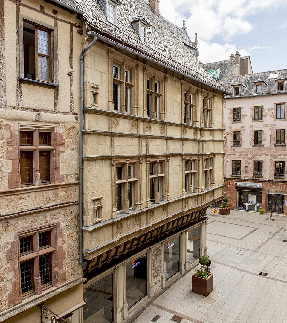 Façades à pan de bois habillées de pierre, rue d'Armagnac.