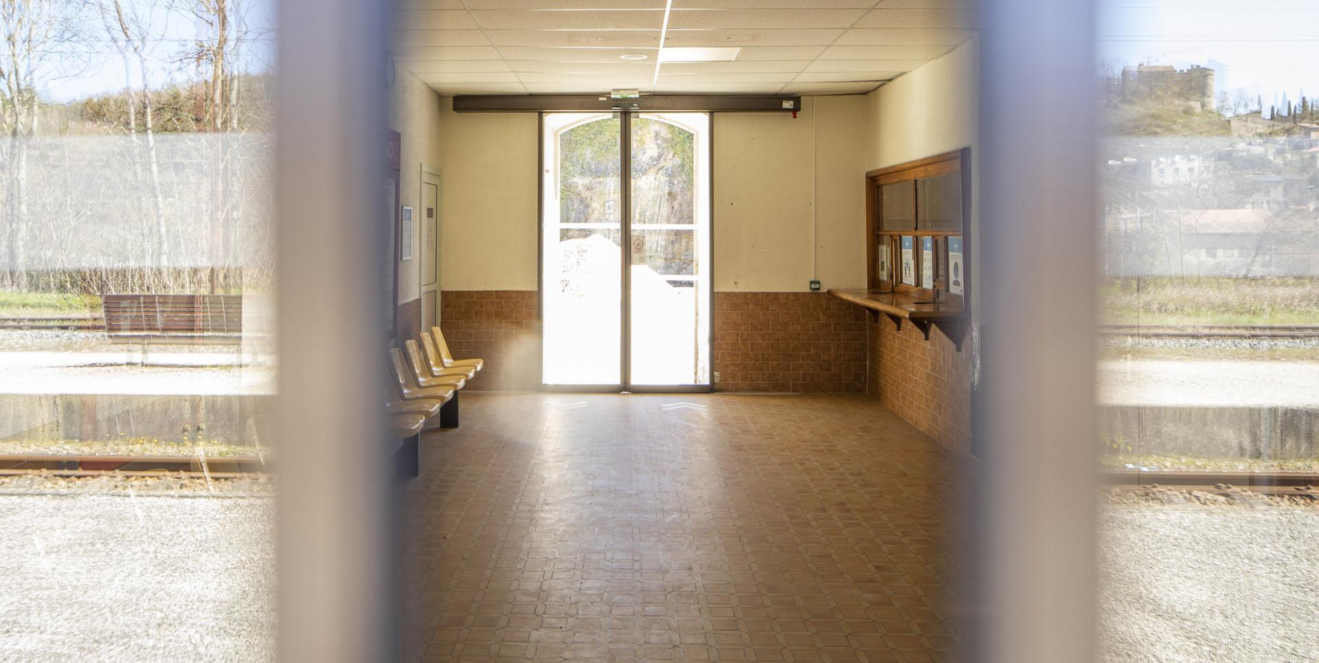 Gare de Saint-Rome-de-Cernon (Aveyron), vestibule et salle d'attente. 