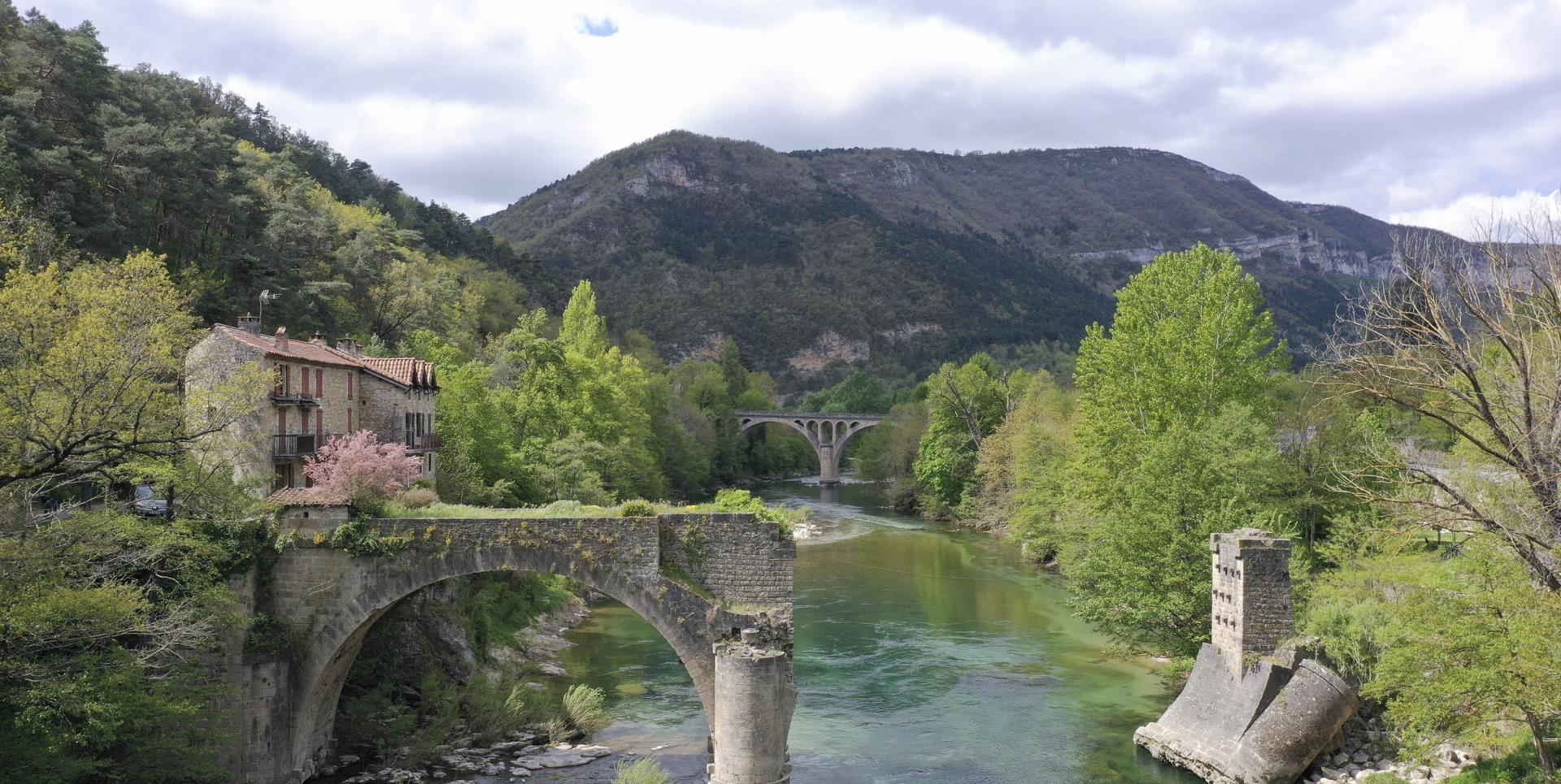 Au premier plan le Pont Vieux du Rozier construit au début du 19e siècle et au second plan, le Pont Neuf construit un siècle plus tard.