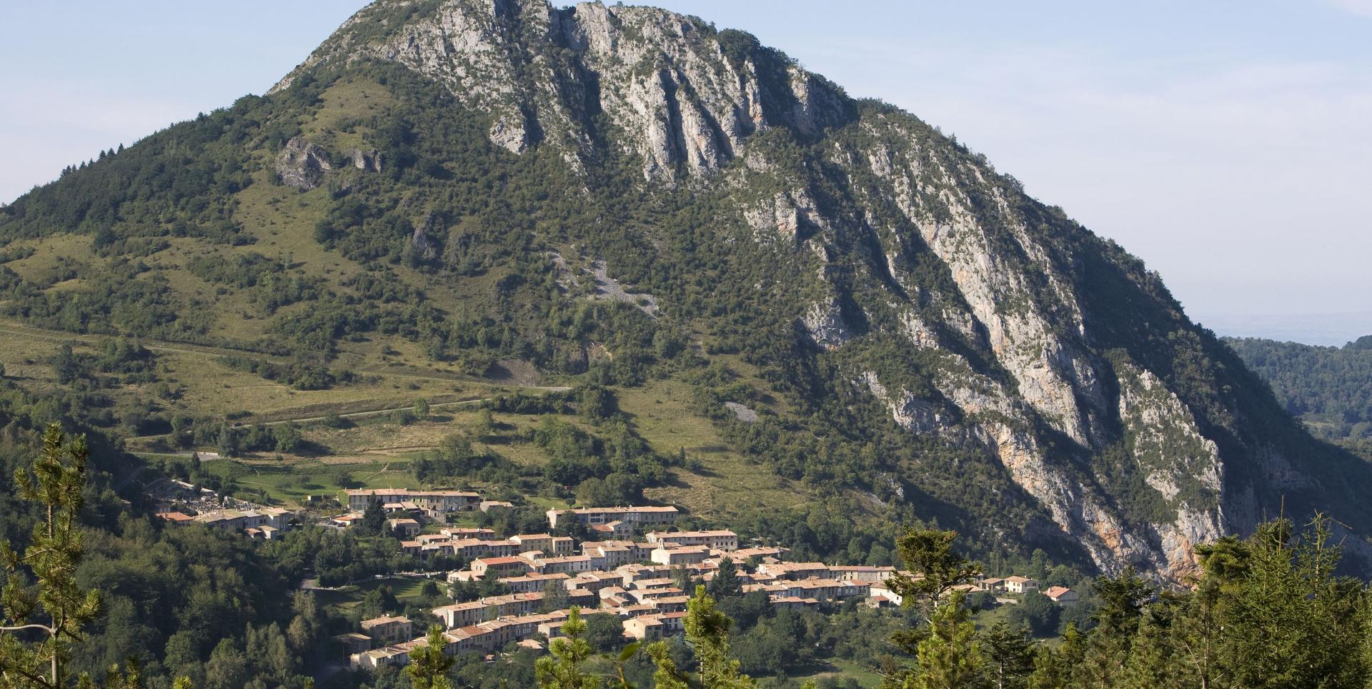 Le "pog" ou pech de Montségur est un relief calcaire culminant à 1207 m, à la fois constitué et massif, curieusement isolé au milieu d'une vallée d'origine glacière.