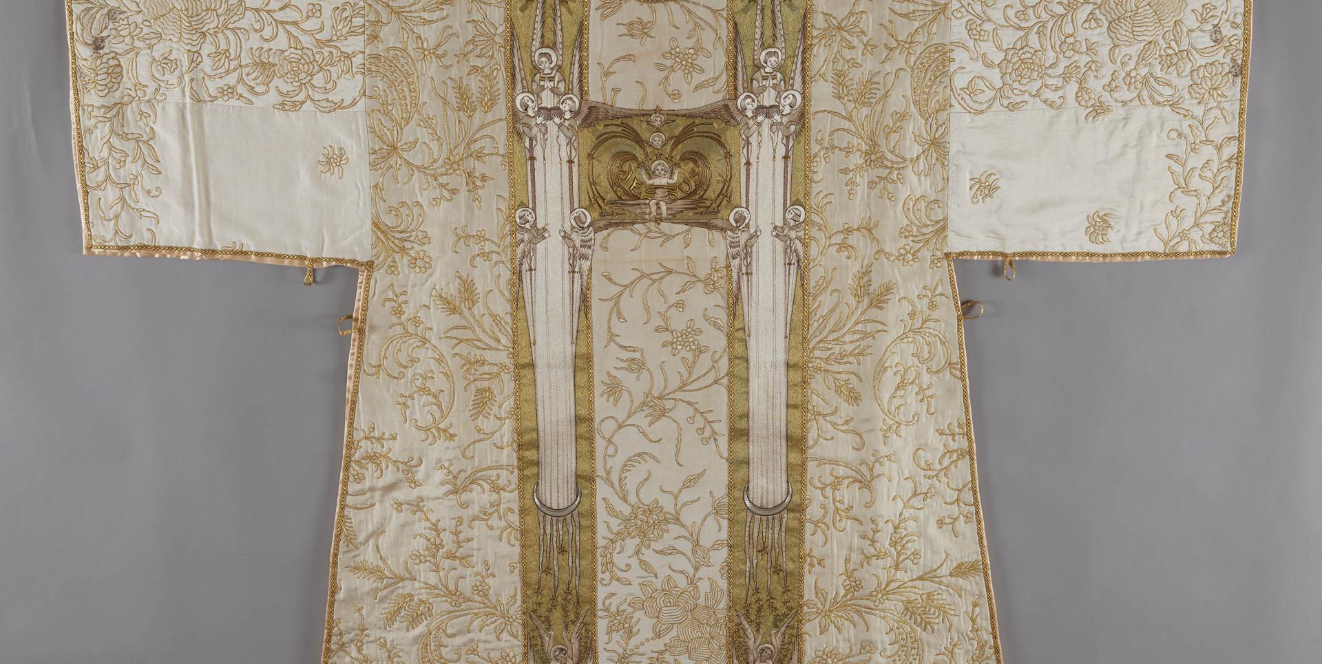 Dalmatique avec clavi aux tonnes miroitants d'or vert.
