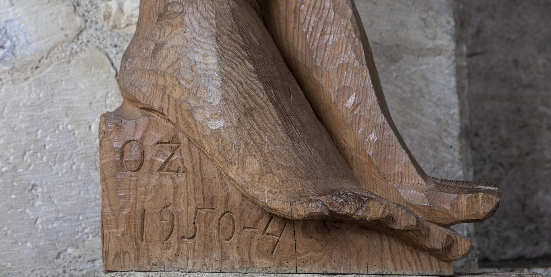  La signature O. Z. et la date sont gravées sur le subpedaneum servant de socle.