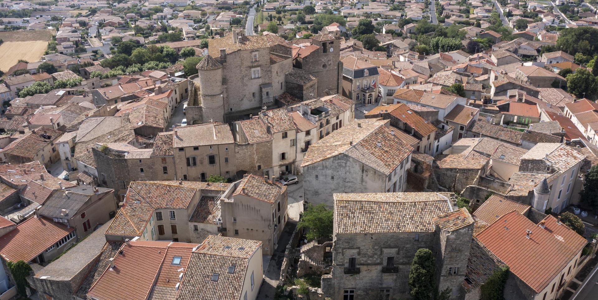 Le village de Puissalicon avec au premier plan, à droite, la maison des évêques. L'édifice se distingue clairement du tissu urbain, densément bâti, par son emprise bien plus vaste que celle des autres demeures villageoises.