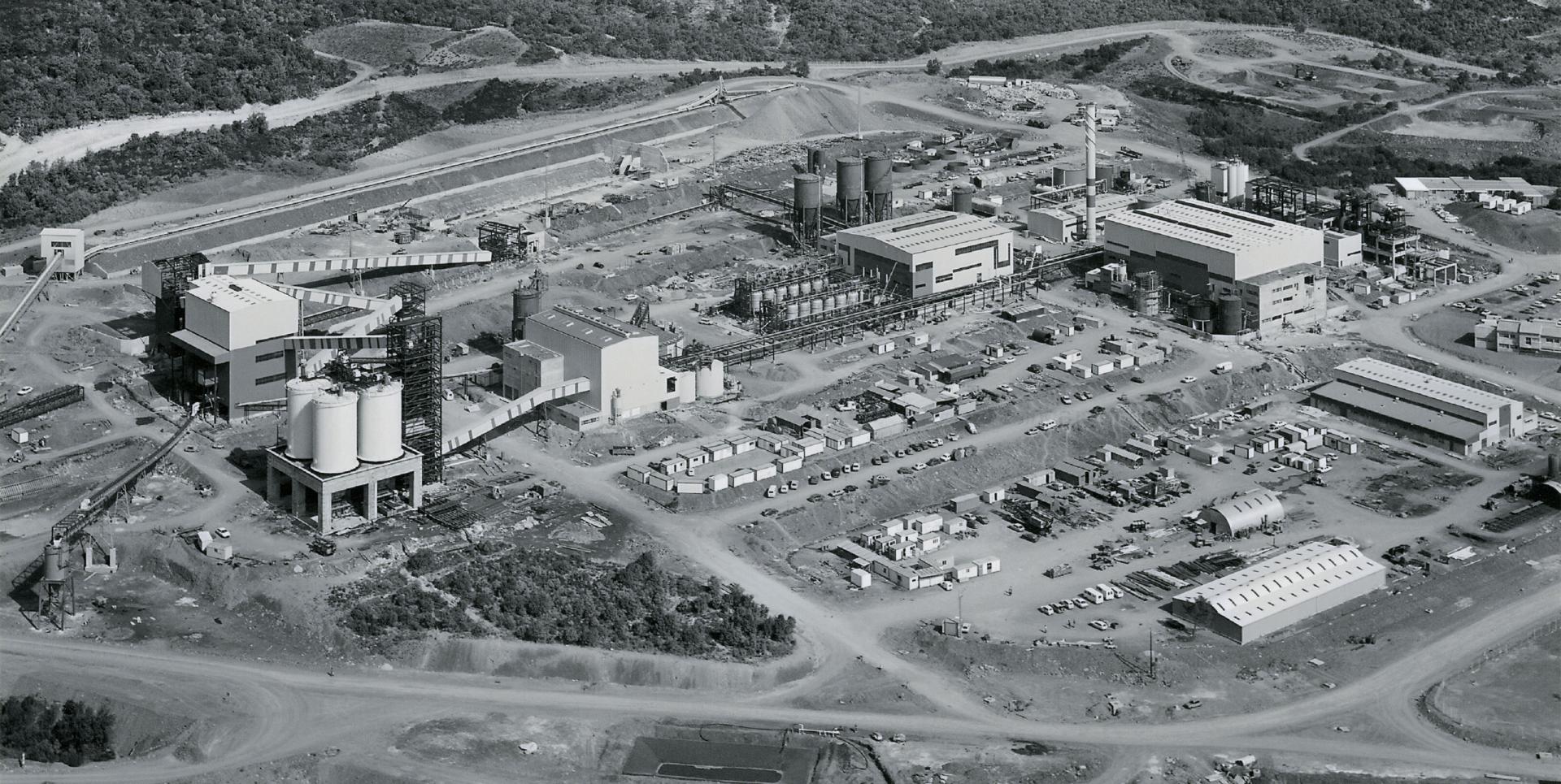 L'usine de traitement des minéraux, dite la "SIMO" : vue aérienne de l'usine nouvellement construite, le 6 octobre 1980.