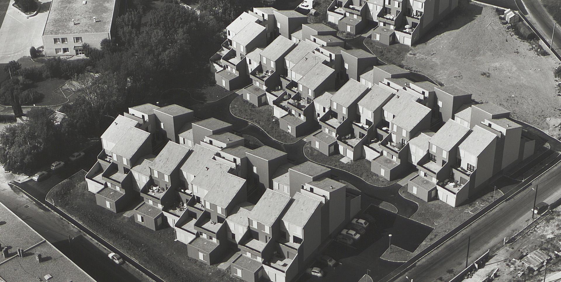 Vue aérienne des logements « modèle G3 Languedoc-Roussillon », construits à Montpellier au quartier La Martelle, vers 1979.