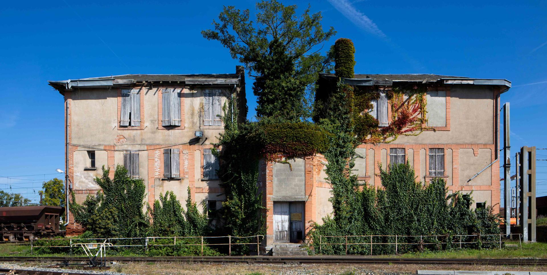 Ci-contre : Bâtiment d'alimentation de la Compagnie des chemins de fer du Midi dit « le Beffroi », seconde moitié du 19e siècle.