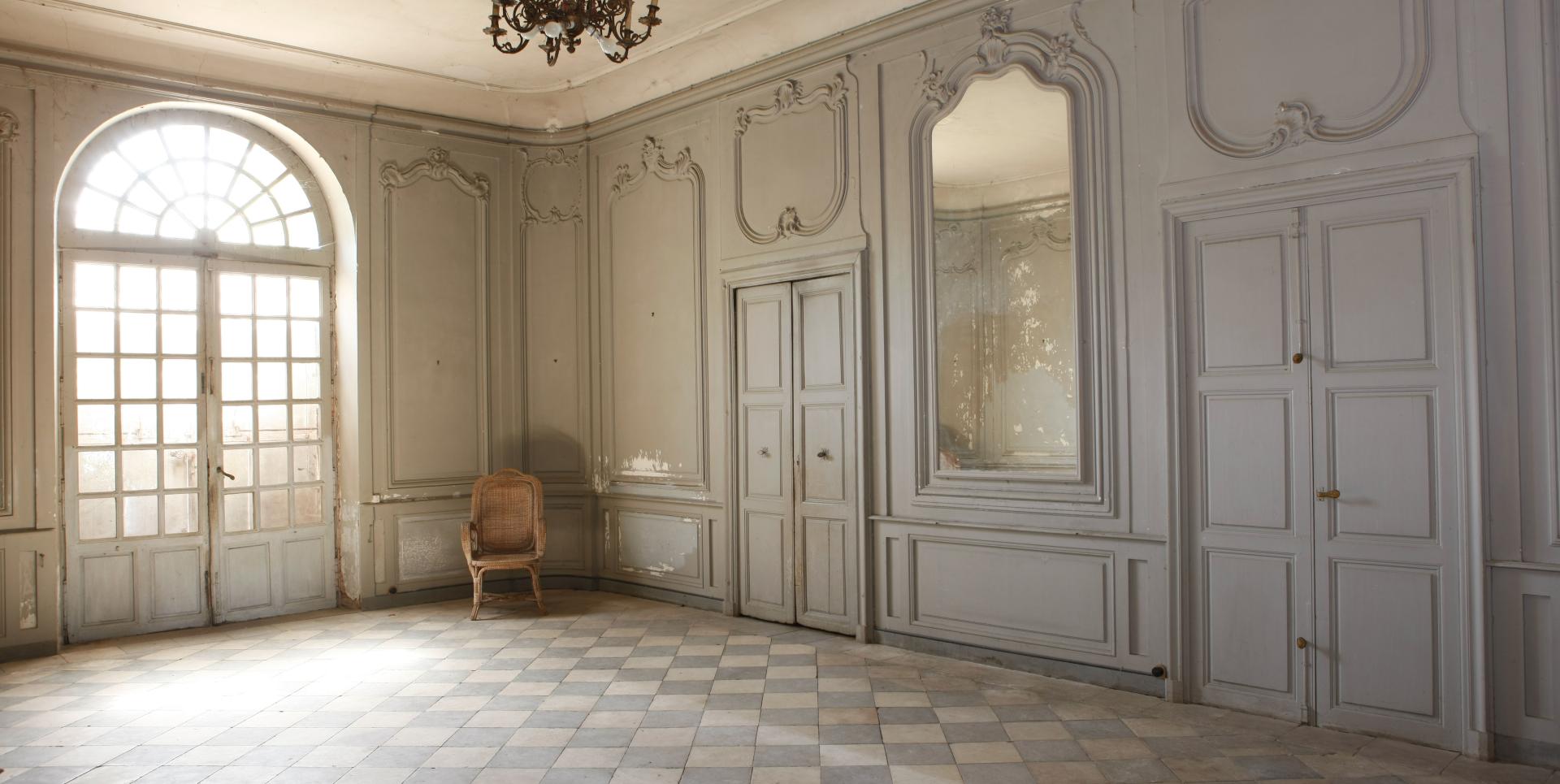 Au XVIIIe siècle, Alexandre de Riquet son descendant, transforme le château en véritable "maison des champs". Il fait embellir les façades, aménager les intérieurs pour recevoir et reconstruire la chapelle.