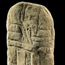 Nicoules, statue-menhir en schiste provenant de Saint-Sever-du-Moustier (Aveyron), IVe- IIIe millénaire avant notre ère - Musée Fenaille. Rodez (12)
