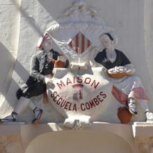 Décors surplombant la porte de la pâtisserie Séguéla-Combes, Amélie-les-Bains-Palalda (66)