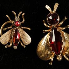 Broche en forme de mouche, grenat de Perpignan (66)