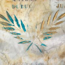 Détail de la plaque supérieure : palmes situées sous la liste des soldats morts en 1914-1918, Balaguères (09)