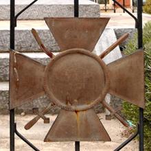 Détail de la croix de guerre située sur la grille entourant le monument aux morts de la guerre de 1914-1918 et de la guerre de 1939-1945, La Tour-du-Crieu (09)