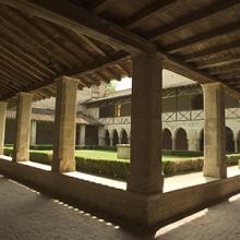 Vue d'ensemble sur le cloître de l'abbaye de Flaran et son jardin intérieur, Valence-sur-Baïse (32)