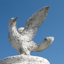 Colombe sur le monument aux morts de la guerre de 1914-1918, de la guerre de 1939-1945, de la guerre d'Algérie et de la guerre d'Indochine, Laroque-d'Olmes (09)