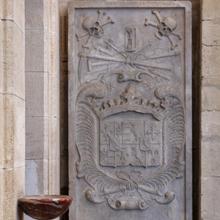 Vue d'ensemble de la dalle funéraire d'un seigneur de Bernis, église Saint-André de Bernis (30)