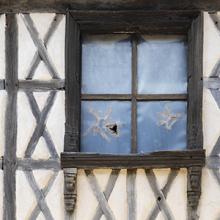 Détail de la croisée moulurée d'une maison, Biran (32)