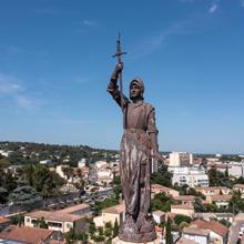 Vue d'ensemble de la statue de sainte Jeanne d'Arc, église Saint-Jeanne d'Arc, Nîmes (30)