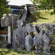 Cinq sculptures dans un jardin de pierres, lycée Monnerville (46)