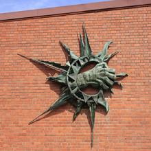 Bas-relief : La main de Prométhée dérobant le feu du ciel, Lycée Déodat de Séverac, Toulouse (31)